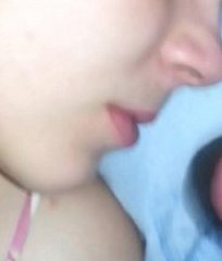 cums ragazzo cornea su una bella ragazza bruna mentre lei dorme