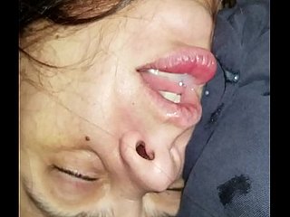 Lui donner une bouchée pendant qu'elle est p. ré.