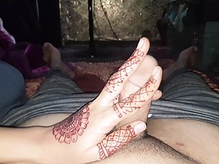 義理の妹が義理の弟のフルビデオでオナニーを開始